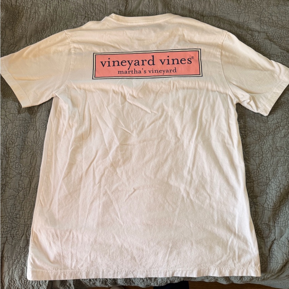 Vineyard Vines Men's Cream T-Shirt with Pink Logo